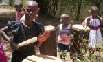 Afrikanische Kinder mit Trommeln