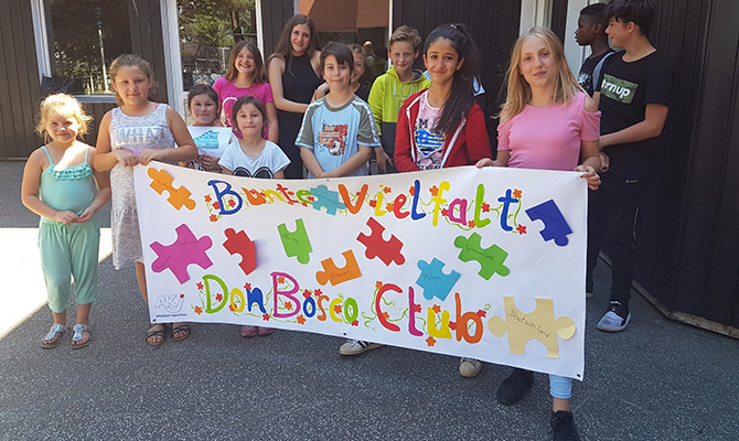 Kindergruppe mit Plakat zur Vielfalt bei Don Bosco